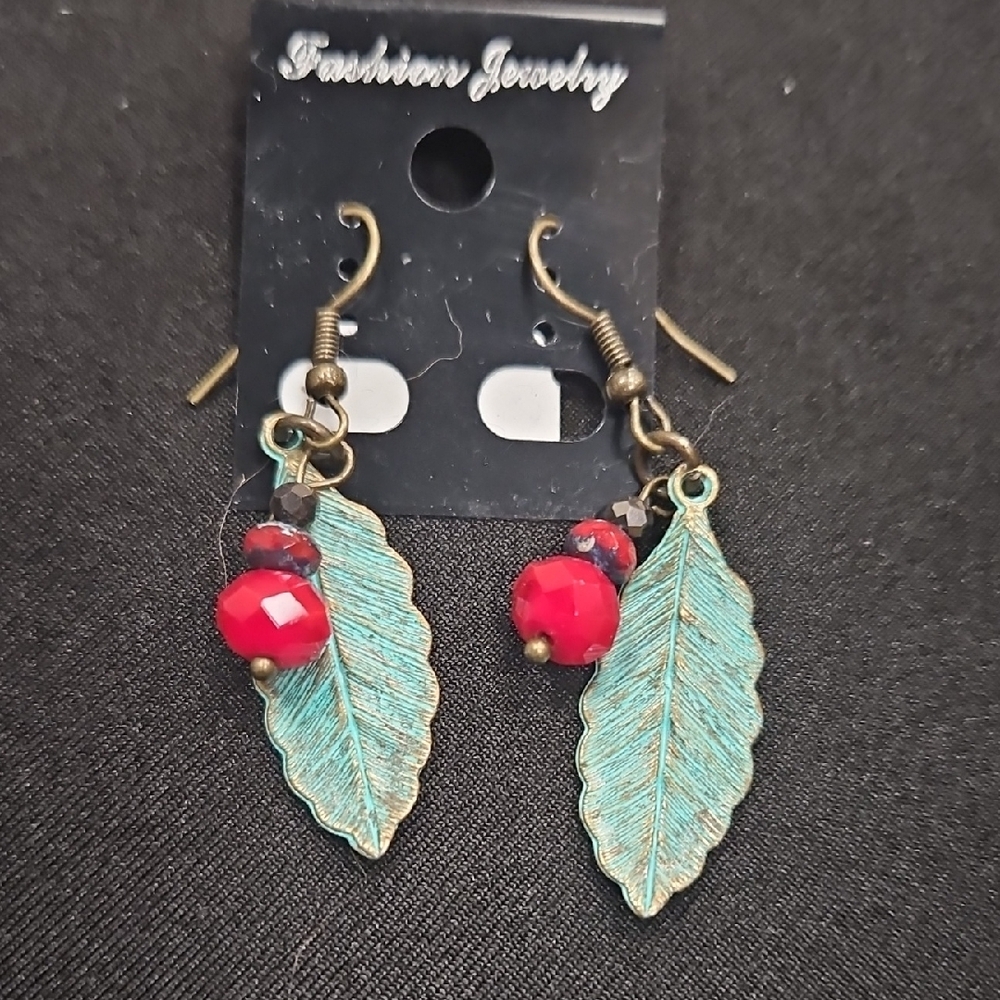 Fashion Jewelry Red and Green Earrings with Leaf Design
